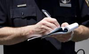 Un policier donnant un billet d'infraction à la circulation